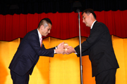 サピックス小学部の高宮敏郎代表にトロフィーを贈呈するイード 宮川洋代表