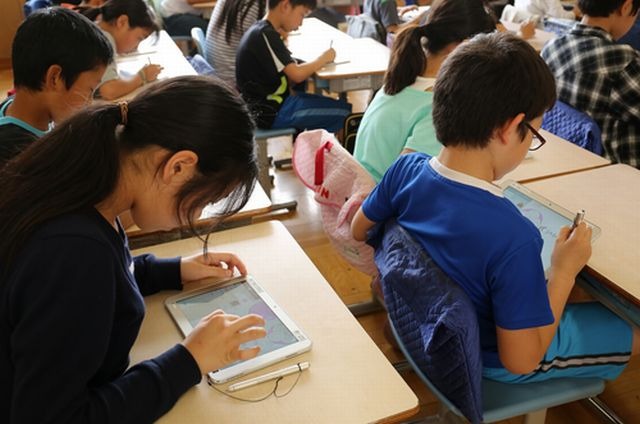 日野市立平山小学校で東芝製タブレットを活用した授業風景