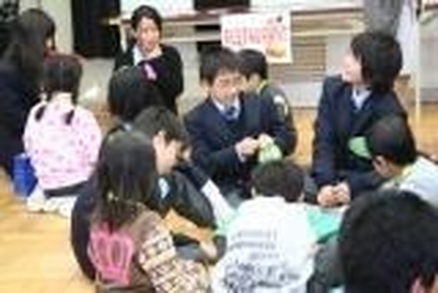 　現在は小学校5年生で始まる英語の学習は今後、小学校3年生からになる予定だ（写真は東京都内で行われた小中学生合同の英語の授業）