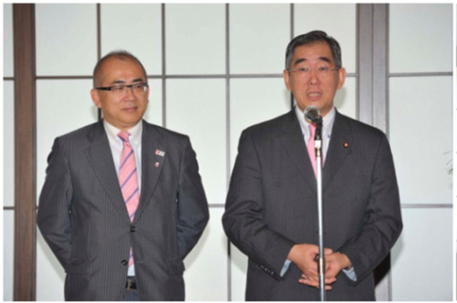 会見で挨拶する松本外務大臣、左は溝畑観光庁長官