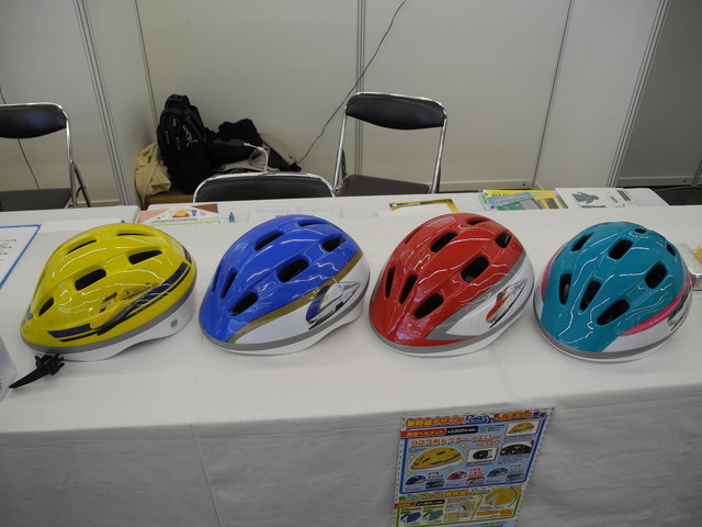 カナック企画が販売する新幹線デザインの子供用ヘルメット