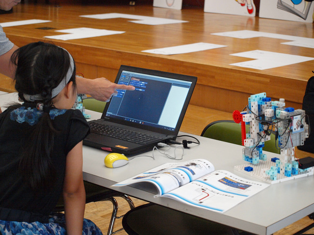 子ども向けプログラミング教材体験コーナーのようす。ロボットプログラミング教材「アーテックロボ」（株式会社アーテック）に挑戦