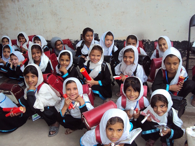 贈られたランドセルを背負うアフガニスタンの子どもたち　 (c)  ジョイセフ