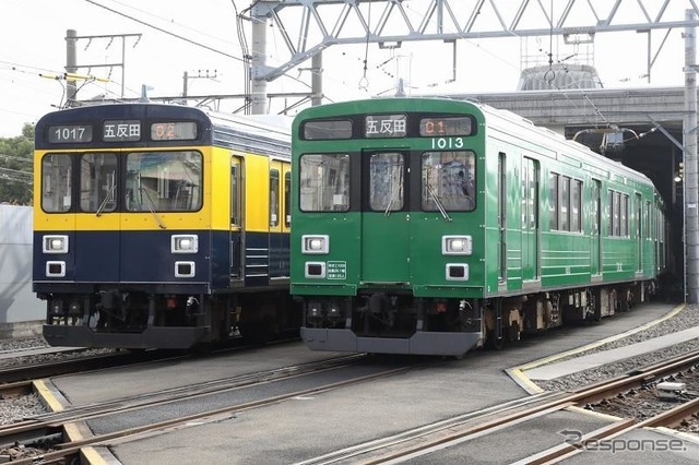 11月25日から運行を開始した「緑の電車」（右）。左は1000系1017編成を使用した「きになる電車」。どちらも東急車の象徴である「T.K.K」のロゴが入っている。