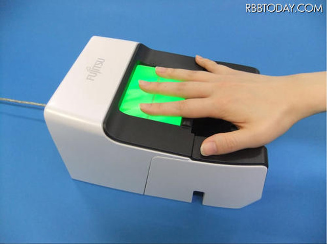 富士通が昨年6月に発表した、手のひら静脈と３本の指の指紋を組み合わせた個人認証 