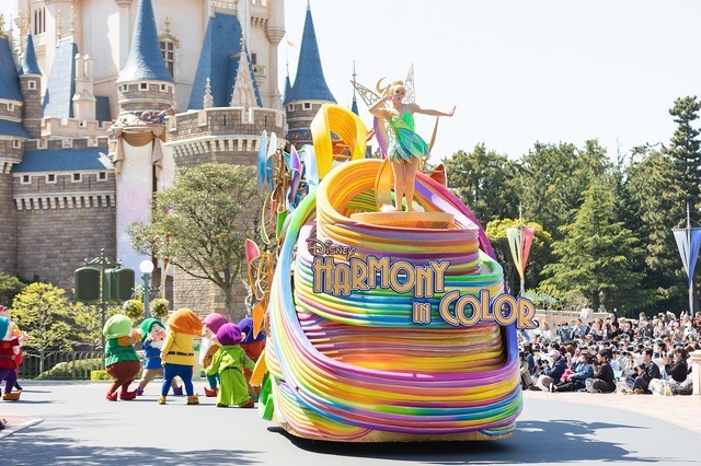 ～色とりどりの夢の世界へ～このパレードのスタートには、カラフルな衣装を身にまとったダンサーたちとともにフロートに乗ったティンカーベルが登場します。(C) Disney As to Disney artwork, logos and properties： (C) Disney