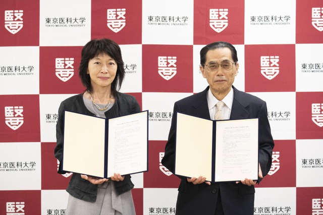 （写真左から）東京医科大学の林由起子学長、巣鴨中学校・高等学校の堀内不二夫校長