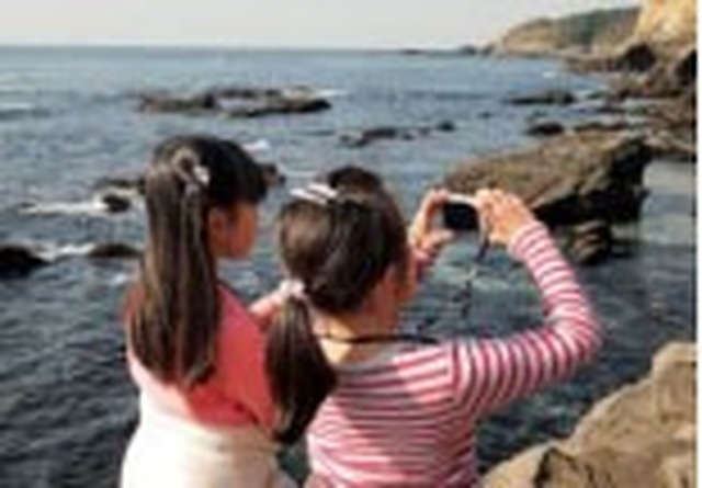 海で撮影を行う子ども（イメージ）