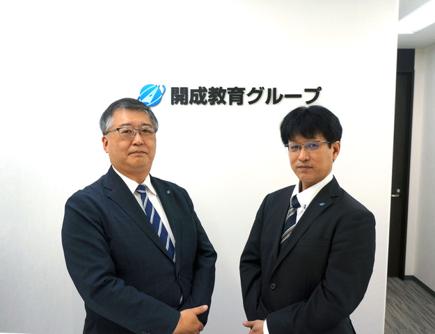 成学社の入試情報室上級研究員の藤山正彦氏（左）と、クラス指導部教務課長の照井健司氏（右）