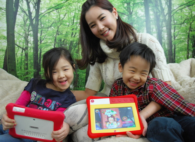 LGキッズタブレット韓国の家電メーカーは、2012年から幼児向けタブレットPCを次々発売している。LG電子のキッズタブレットはインターネットにつながらない学習目的の7インチタブレットPC。シリコンカバーをつけてあり、子どもがPCを落としても、踏んでも、壊れないのが特徴