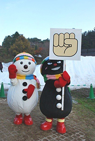 六甲山スノーパークのマスコットキャラクター「スノイル」（左）と「ワルイル」