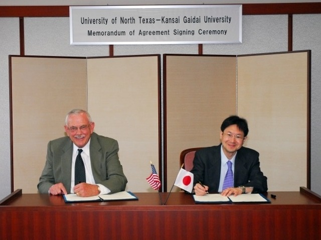 2013年5月、関西外語大とUNTは包括協定に調印