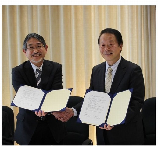 基本協定を締結した東京外国語大学の立石博高学長（左）と東京農工大学の松永是学長