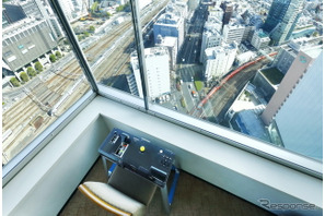 列車を眺め疑似運転…新宿駅近くの高層ホテルに「トレインルーム」4/23から予約開始 画像
