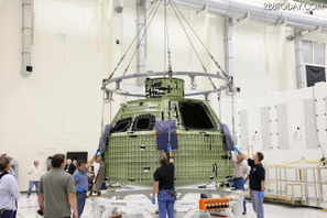 NASA、オリオン宇宙船のテスト用機体がケネディ宇宙センターに到着 画像