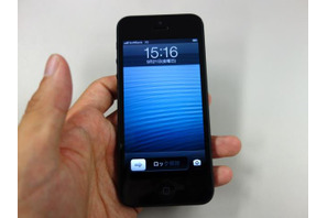 iPhone 5、ソフトバンクとau・白と黒を触ってみた 画像