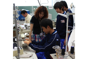 兵庫県教委主催の体験活動週間で、ワールドが地元中学生と衣装作り 画像