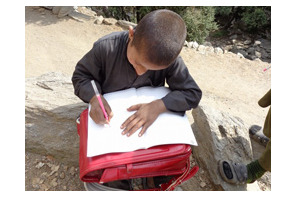 クラレ、アフガニスタンの子どもたちに贈る使用済みランドセルを募集開始 画像