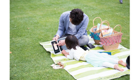 「六本木ブックフェス」では芝生の上でのんびり読書の時間を楽しめる。