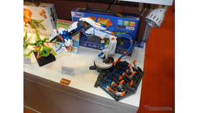 イーケージャパンが4月に発売する工作おもちゃ「水圧式ロボットアーム」