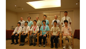 【写真1】国際科学オリンピックに参加した代表生徒と指導担当者（メンター）