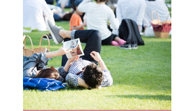 ピクニック気分でブックディレクターの幅允孝氏がセレクションした一冊で読書を楽しめる「ミッドパーク ライブラリー」