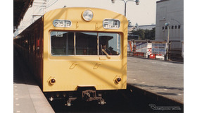 臨時ホーム（右）が残っていた頃の信濃町駅（1980年頃）。同駅の臨時ホームは既に撤去されているが、千駄ヶ谷駅と原宿駅の臨時ホームは残っており、今回の改良計画での活用が考えられている。