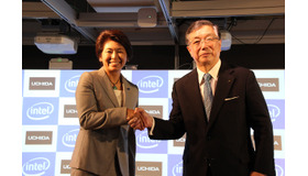 協業を発表したインテル代表取締役社長の江田麻季子氏（左）と内田洋行代表取締役社長の大久保昇氏（右）
