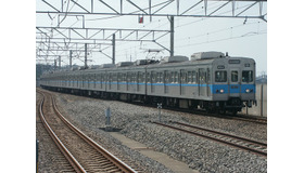 東葉高速線は20年前の開業当初から営団地下鉄（現在の東京メトロ）東西線との相互直通運転を行っている。写真は開業から7年後の2003年9月、飯山満駅に進入する営団5000形。