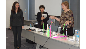 ローズマリー・ハートネット社長（左）、メアリー・ロジャースCEO（右）、中央は通訳。会場で行われたアート体験の評価中