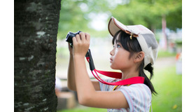 自然の中で撮影を楽しむ小学生（2016年のようす）