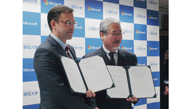 （左から）日本マイクロソフトの平野拓也 代表取締役社長、国立大学法人静岡大学の伊東幸宏 学長