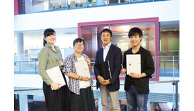 甲南大学マネジメント創造学部の井上明教授と学生たち