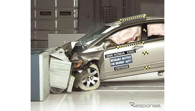 米IIHS（道路保険安全協会）が実施した2006年モデルのホンダシビック（ノンハイブリッド車）の衝突テスト（参考画像）