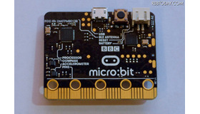 micro:bitの裏面には、チップが配置されている。ボードの上部にマイクロUSB端子、リセットボタン、電源端子が並ぶ