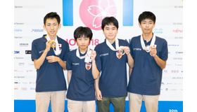 メダルを獲得した日本代表選手の（左から）井上さん、清水さん、行方さん、細川さん