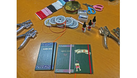 （左から）ハトメパンチ、カラーゴム6mm、リボン3mm、ハトメ、ハサミ、接着剤　　（手前）完成したオリジナル野帳