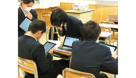 Chromebookを使って課題に挑戦する生徒たち