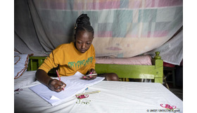 先生が送ってくれたノートを見ながら自宅で勉強する15歳のジルーシャさん（ケニア：2020年7月撮影） (c) UNICEF_UNI362248_Everett