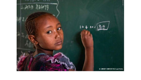 ティグライ州のユニセフが支援する学校で黒板に向かう女の子（エチオピア、2021年10月撮影） 　(c) UNICEF_UN