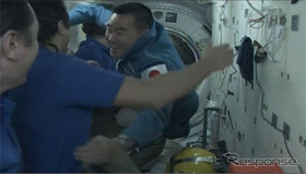 ISSに入室し、歓迎を受ける星出宇宙飛行士