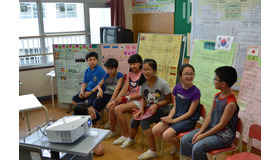 学校を訪れた韓国の「こども大使」