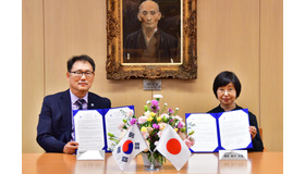 誠信女子大学イ・ソングン学長と日本女子大学篠原学長による協定締結のようす