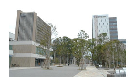 4月にオープンした両大学の中野キャンパス（左：明治大学、右：帝京平成大学）