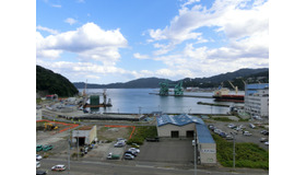岩手県釜石市から見える海。駐車場となっているスペースは建造物が流された場所だという