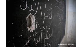 銃弾の穴の空いた黒板（シリア国内）