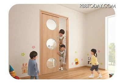 幼稚園・保育施設向け、指はさみから事故対策まで配慮したドア 画像