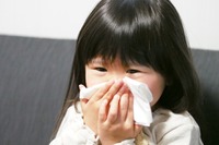 子どもの6割が「正しい鼻のかみ方」できず…中耳炎のリスクも 画像