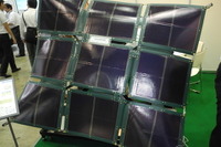 三重大学とナベル、折りたたんで持ち運べるソーラーパネル開発 画像