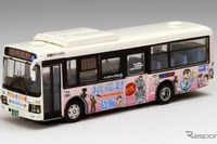 葛飾で運行中の「こち亀ラッピングバス」、80分の1スケールで12月発売 画像
